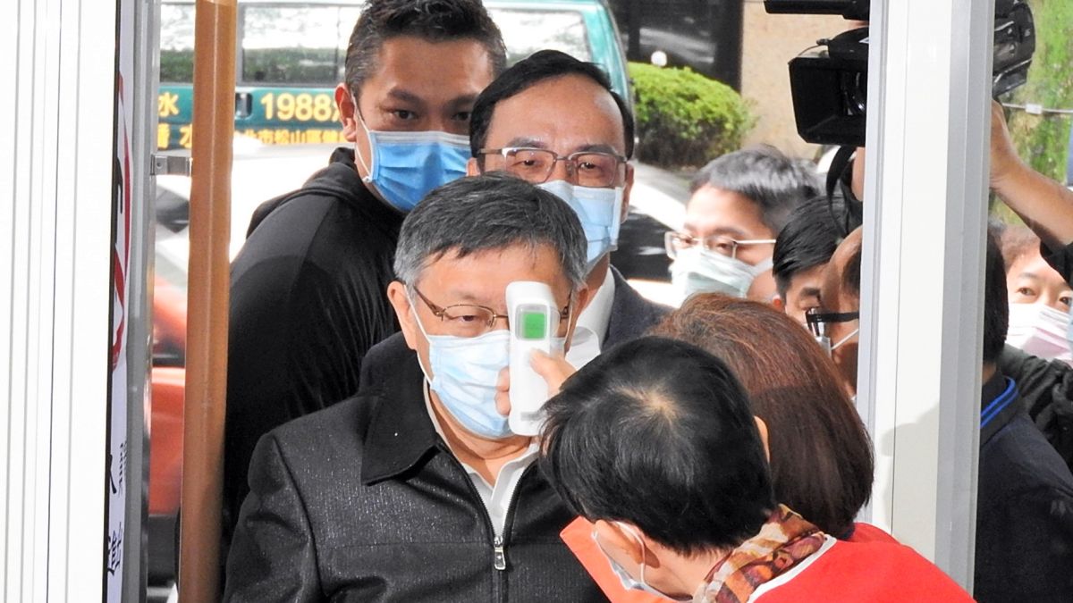 ▲台北市長柯文哲4日與國民黨前主席朱立倫同台出席公益活動，柯文哲在會前受訪時質疑為何「有政府」會變成「無政府」。（圖／記者陳弘志攝，2020.12.4）