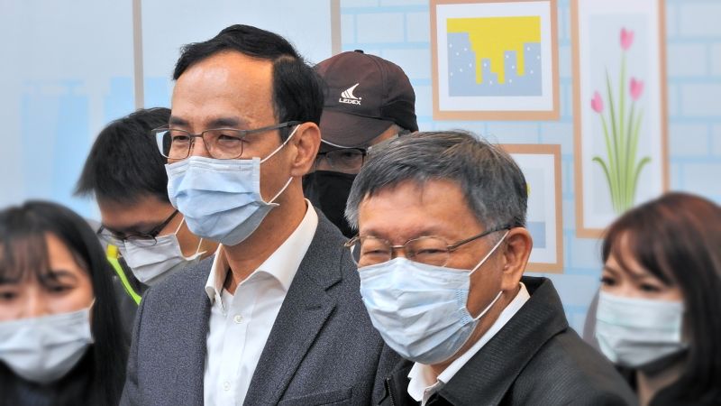 ▲國民黨前主席朱立倫和台北市長柯文哲4日同台出席公益活動,兩人未來是否政治合作引發聯想。(圖/記者陳弘志攝,2020.12.4)