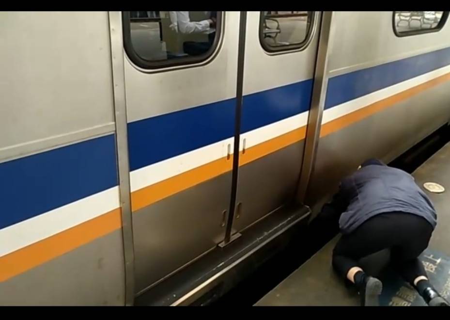 ▲台鐵列車長於樹林站上車時必須以趴跪方式開車門，引發基層員工不滿。（圖／台鐵產業工會）