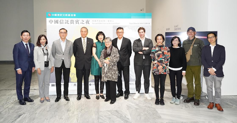 ▲中國信託貴賓之夜今（3）日晚間於北美館舉辦，中信金控總經理吳一揆（左三）、行政長高人傑（右六）、中信銀行法金暨國際事業執行長楊銘祥（左一）、個人金融副執行長楊淑惠（左二）、中國信託文教基金會董事長馮寄台（左四）、北美館館長林平（左五）、策展人馬汀‧圭納（右五）、公眾計畫策展人林怡華（右三）以及參展藝術家們一同參與。(圖／中信銀行提供)