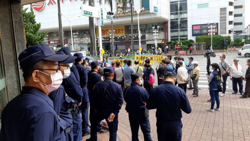 大千電台糾紛　楊姓股東率二十多人警局門口抗議
