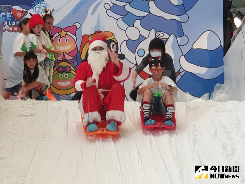 ▲台中大魯閣新時代迎接耶誕檔期,推出不冷的滑雪場,耶誕老公公向大小朋友招手一起體驗玩雪樂趣。(圖/記者金武鳳攝,2020.12.4)