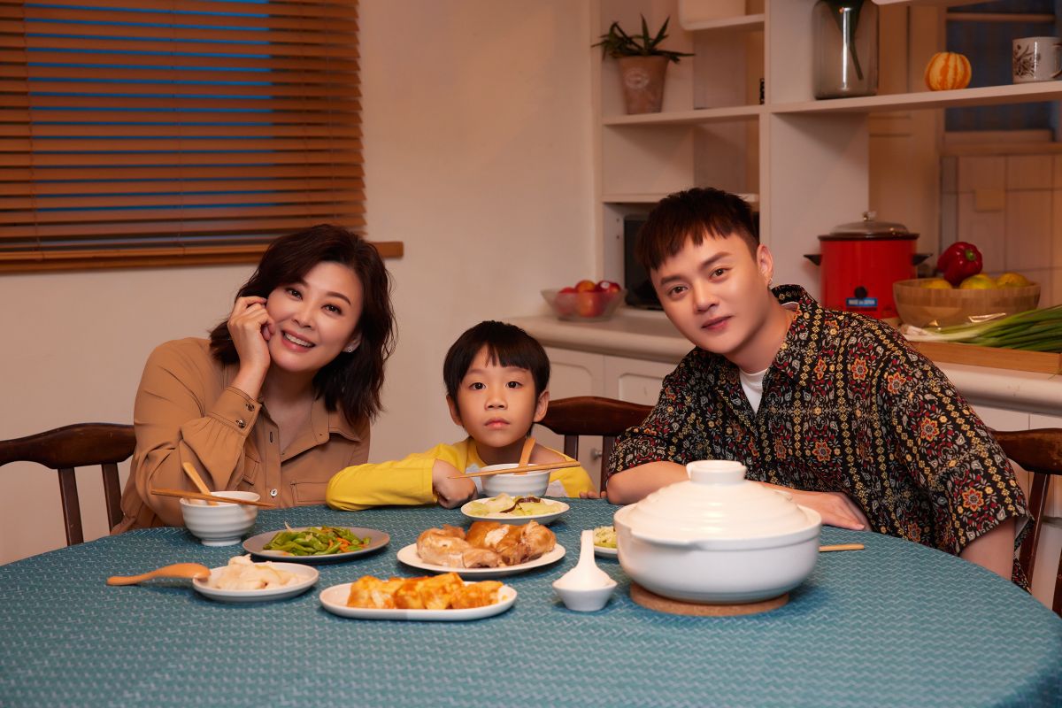 ▲許富凱（右）在新歌MV中，與方馨（左）大談姐弟戀。（圖／凱聲影藝提供）