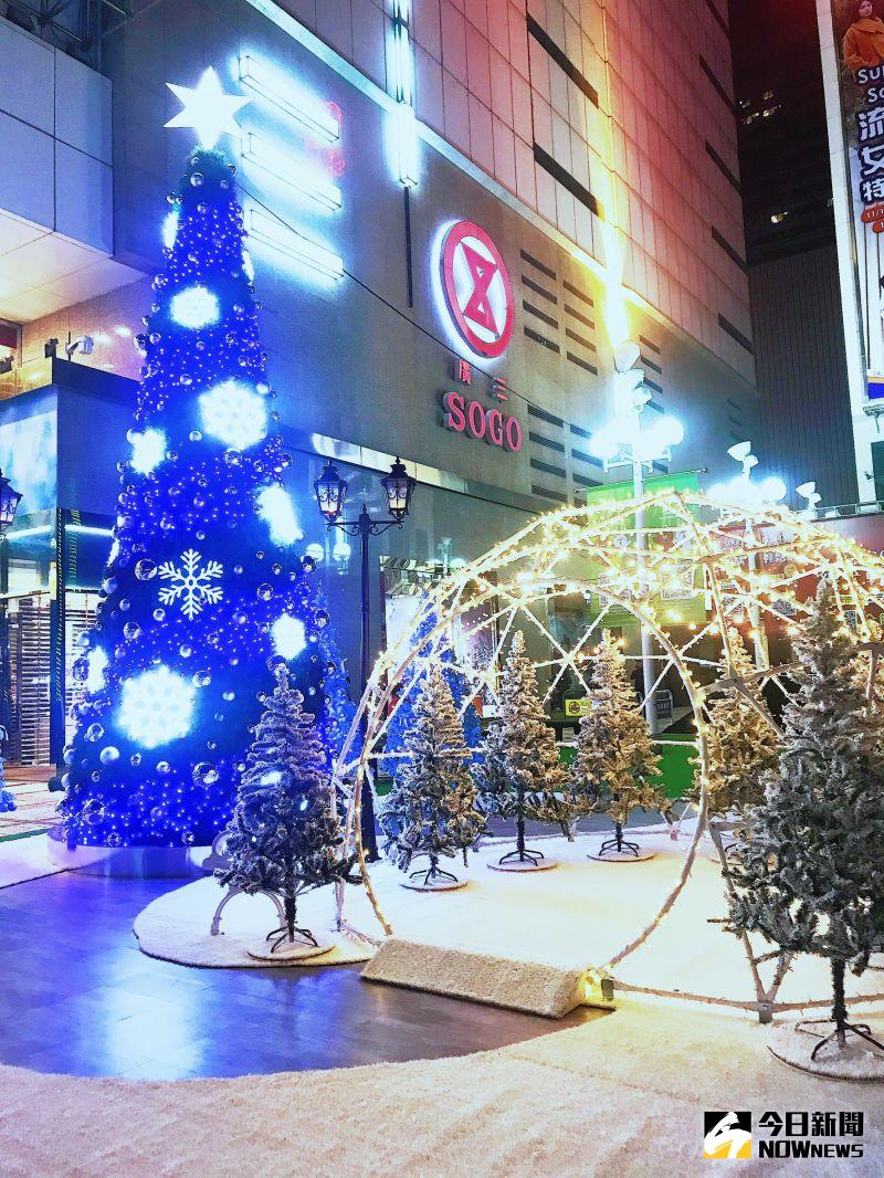 ▲台中廣三SOGO在廣場營造夢幻級曼哈頓公園,白雪紛飛加上藍光秀,早已吸引網紅拍照瘋傳。(圖/記者金武鳳攝,2020.12.4)