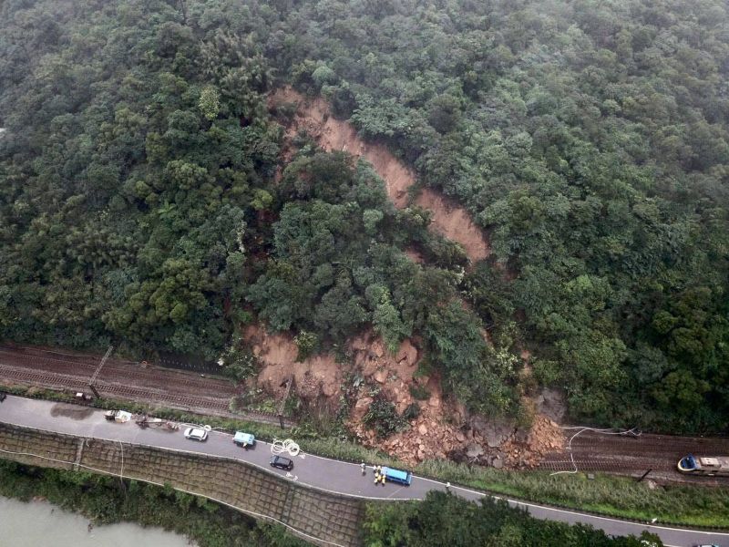 ▲台鐵瑞芳至猴硐間邊坡，因連日豪雨造成大量土石坍方，經空拍監測的確認，坍塌的範圍多達 3,800 立方公尺。（圖／翻攝自林佳龍臉書）