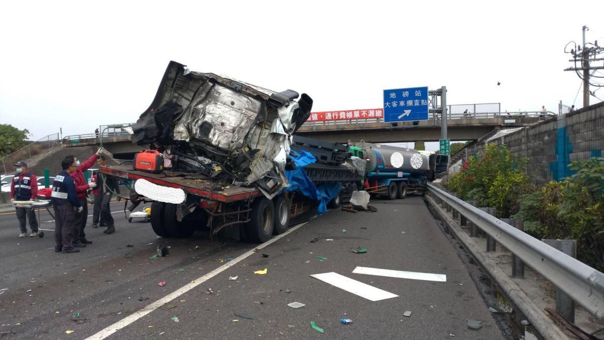 ▲國道1號雲林系統附近，今日上午發生一起5輛大型車輛追撞的重大事故。（圖／記者簡勇鵬攝，2020.12.04）