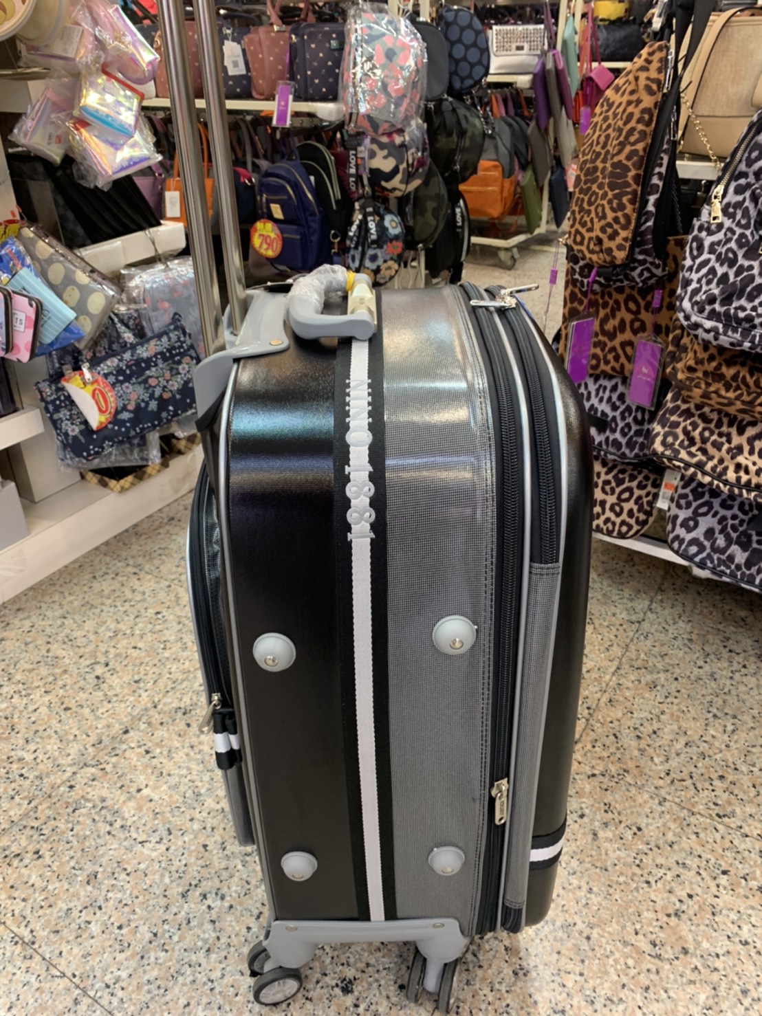 ▲陳男用該款旅行箱棄屍。（圖/記者鄧力軍翻攝)