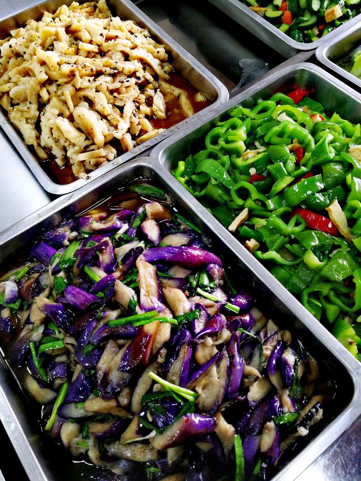 ▲學生妹興奮開排骨便當後傻眼！配菜讓她秒皺眉。（示意圖／翻攝爆廢1公社臉書）