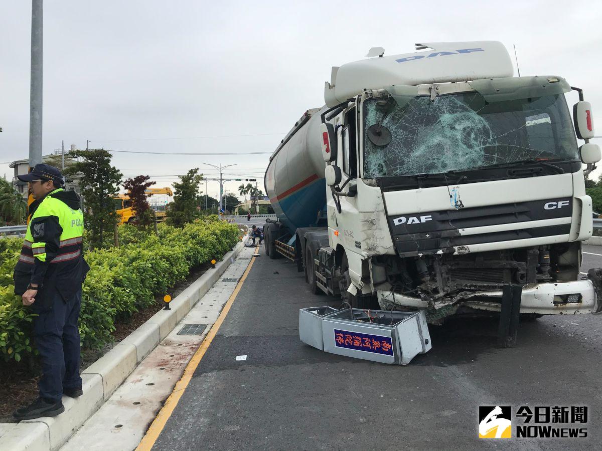 ▲員林市員埔路發生一起油罐車擦撞紅綠燈交通號誌，號誌桿和燈桿被撞斷後卡在車頭和油料罐體之間，車頭右側撞分隔島而凹陷。（圖／記者陳雅芳攝，2020.12. 04）