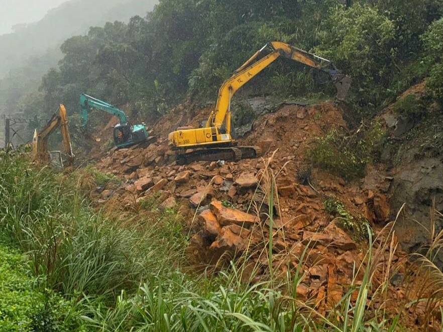 ▲ 台鐵瑞芳至猴硐間邊坡，因連日豪雨造成大量土石坍方。（圖／台鐵提供）