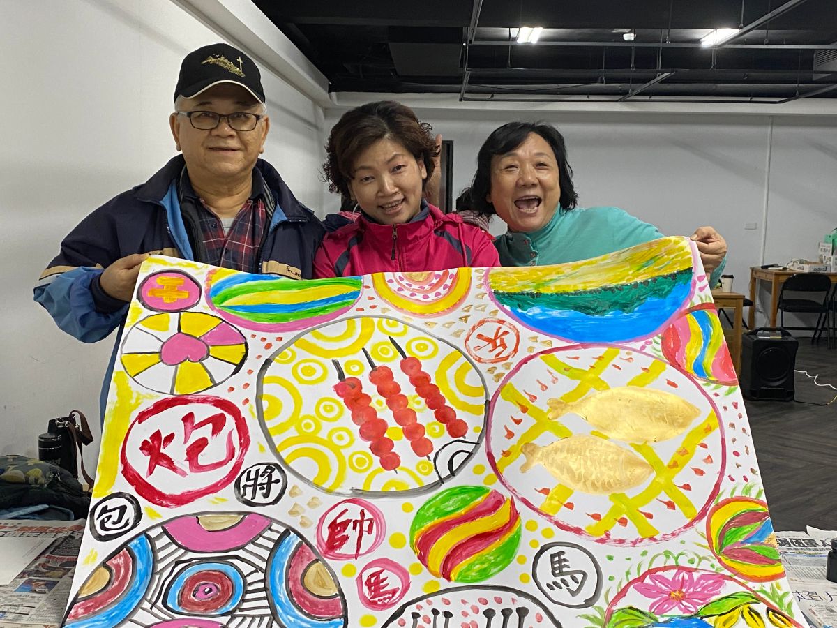 ▲阿公阿嬤畫出蘋果、大圓裙、金柑糖和象棋，色彩鮮豔筆觸樸趣。（圖／全聯善美的文化藝術基金會提供)