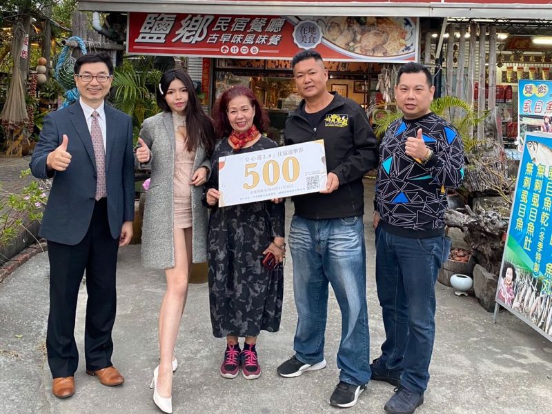 ▲(圖右二)鹽鄉民宿業者洪有志肯定CTTA與AVEC的專案推廣計畫(圖/
