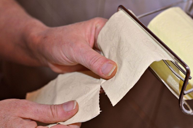 ▲一名男網友表示自己很難完整開封衛生紙，時常發生一拆封就整包「爆開」的情況，還認為「這樣更好抽」。（示意圖／翻攝Pixabay）