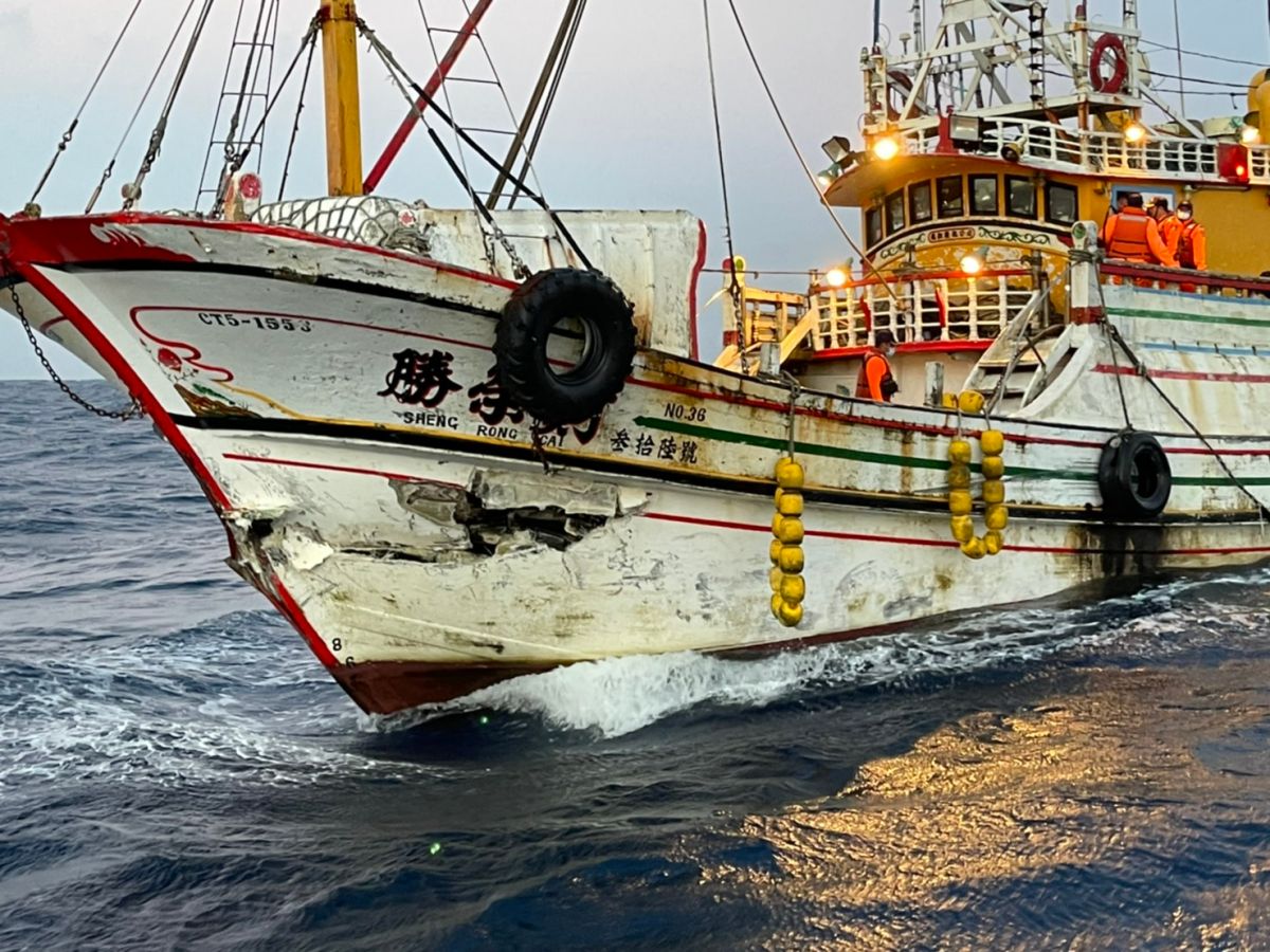▲遭巴拿馬籍貨輪擦撞的「勝榮財36號」漁船，船首與左舷受損。（圖／記者陳聖璋翻攝）