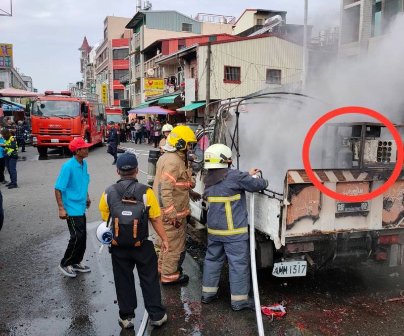 ▲貨車車斗上有電子鞭炮機及不明氣體鋼瓶。(圖/記者陳聖璋翻攝)