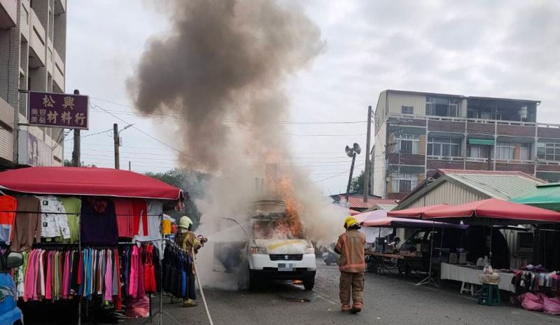 ▲小貨車全面燃燒，火勢撲滅後，在車斗發現一具女童焦屍。（圖／記者陳聖璋翻攝）