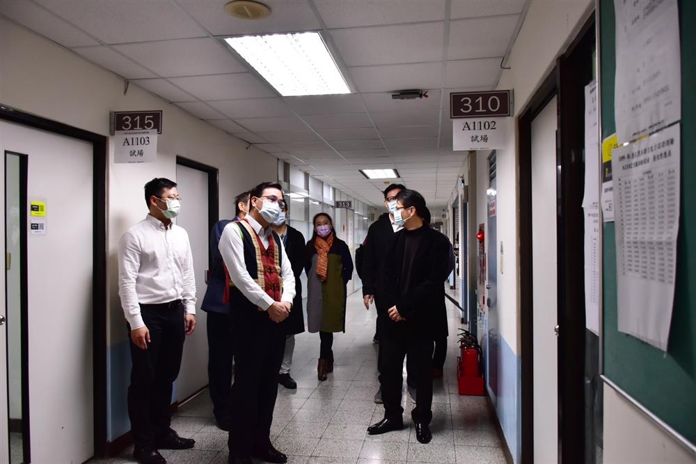 ▲原民會主委夷將icyang巡視109年度族語認證考場，並替所有考生打氣。（圖／原民會提供）