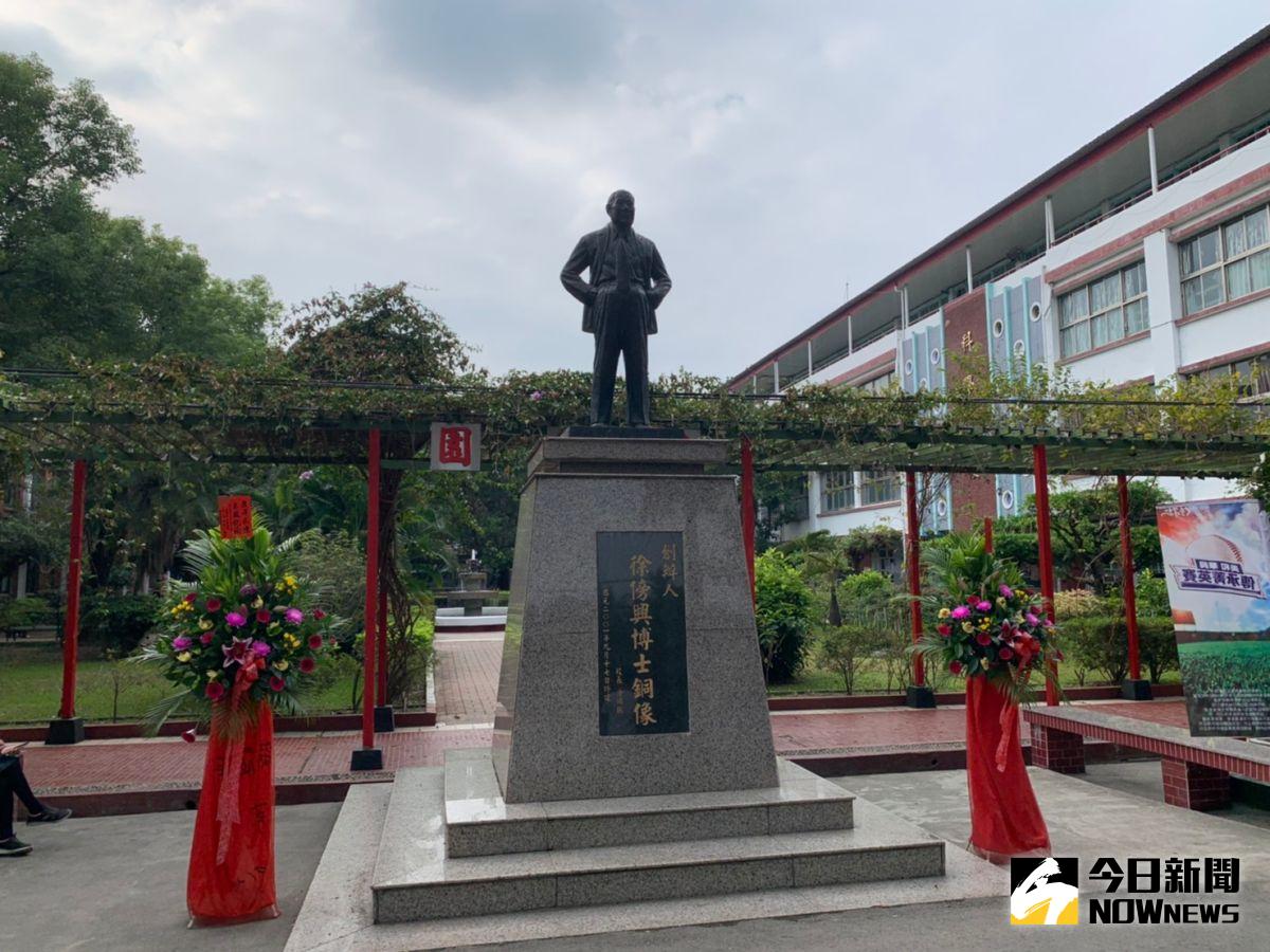 ▲美和中學創辦人徐傍興銅像。（圖／吳政紘攝）