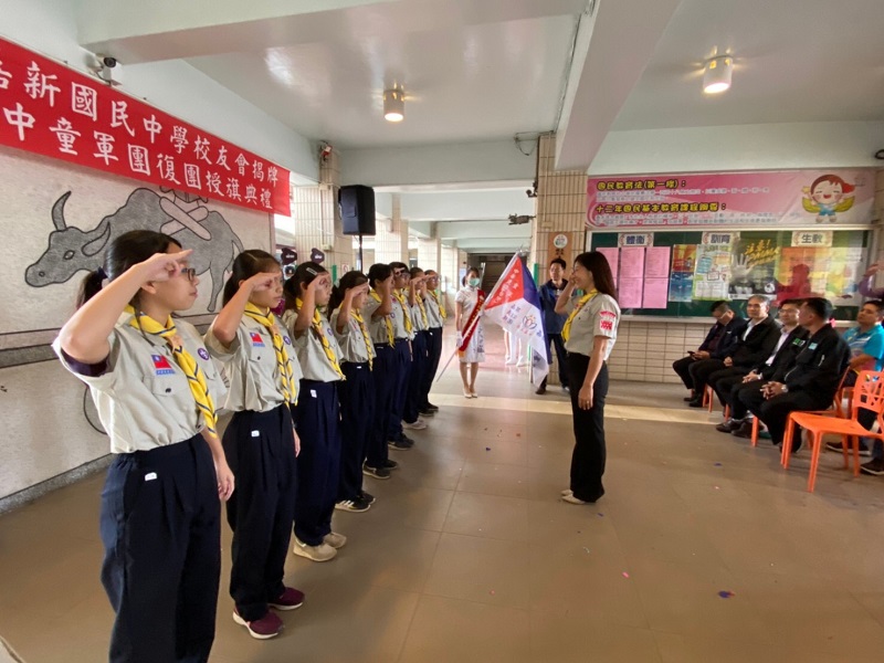 ▲嘉新國中童軍團在企業認養下授旗復團。(圖／讀者徐小姐提供）