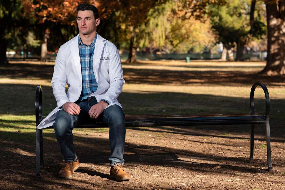 ▲這名猶太裔醫生發現眼前的病危患者全身刺滿了納粹刺青，「救還是不救」的想法讓他陷入兩難。（圖／翻攝自Taylor Nichols推特）