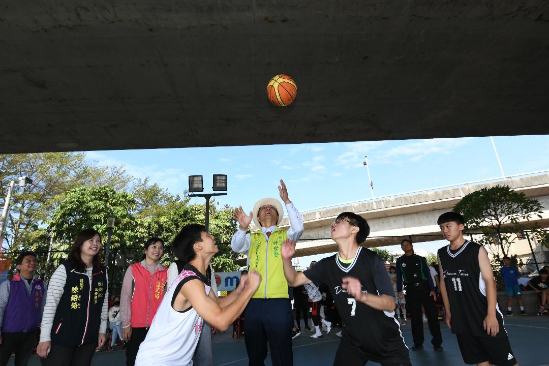 ▲彰化市109年市長盃三對三籃球賽，彰化市長林世賢開球。（圖／記者葉靜美攝，2020.12.05）