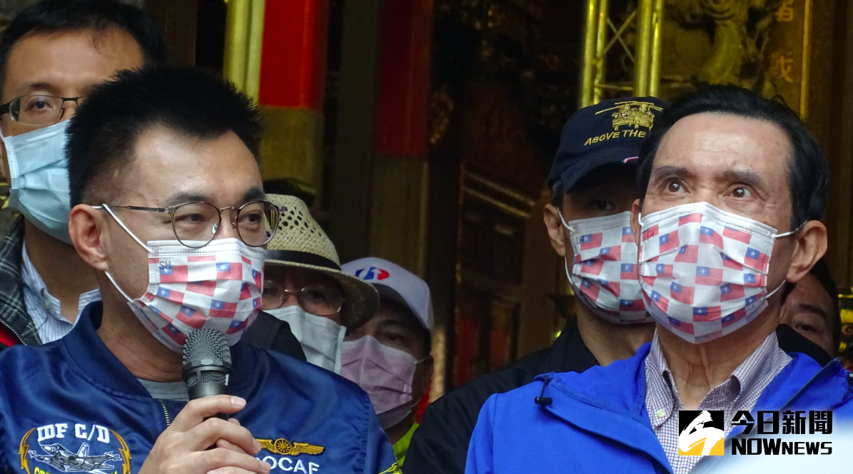 ▲國民黨主席江啟臣（左）、前總統馬英九至艋舺青山宮參加靈安尊王聖誕千秋祭祀禮儀遶境慶典。（圖／記者呂炯昌攝.2020.12.05）