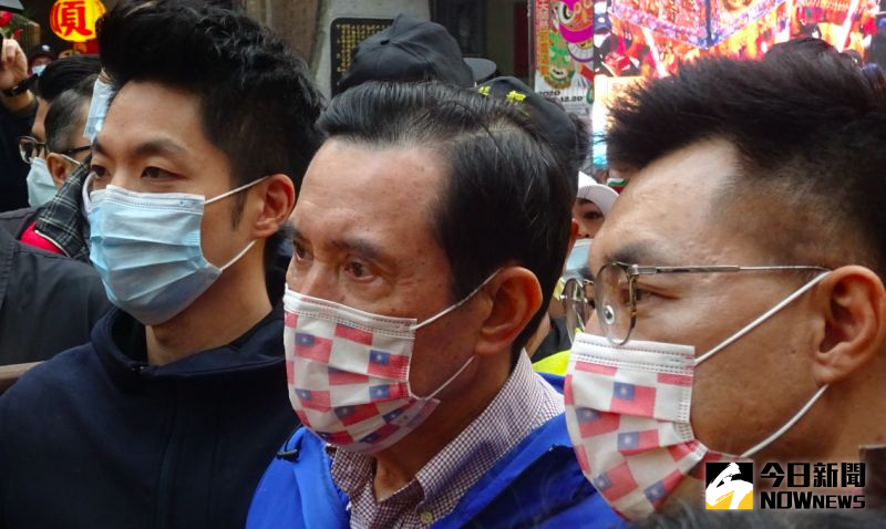 ▲國民黨立委江啟臣(右)、蔣萬安(左)、前總統馬英九(中)一同出席艋舺青山宮「風華165庚子祈願」靈安尊王聖誕千秋祭祀禮儀遶境慶典活動。(圖/記者呂炯昌攝.2020.12.05)