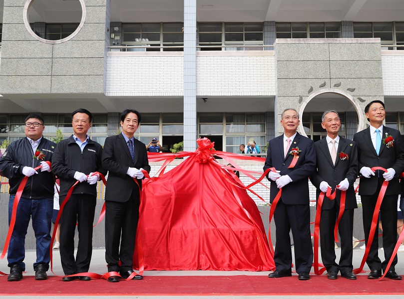 ▲副總統賴清德參與過溝國中50週年校慶，為錦祿廣場揭幕。(圖／嘉義縣政府提供）