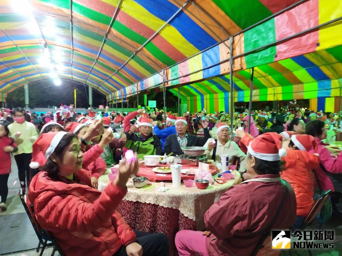 ▲第四屆大埔小吃宴今年以《聖誕趴歡樂送》為主題，席開50桌，場面溫馨歡樂。（圖／記者葉靜美攝）