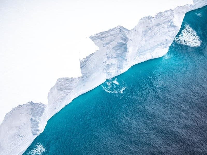 英國釋出全球最大冰山空拍照　不斷崩解迫近南大西洋小島
