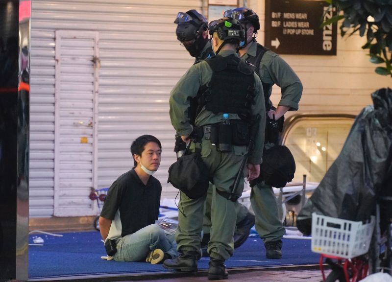 ▲香港示威期間,被警方攔查的許智峯。(圖/美聯社/達志影像)