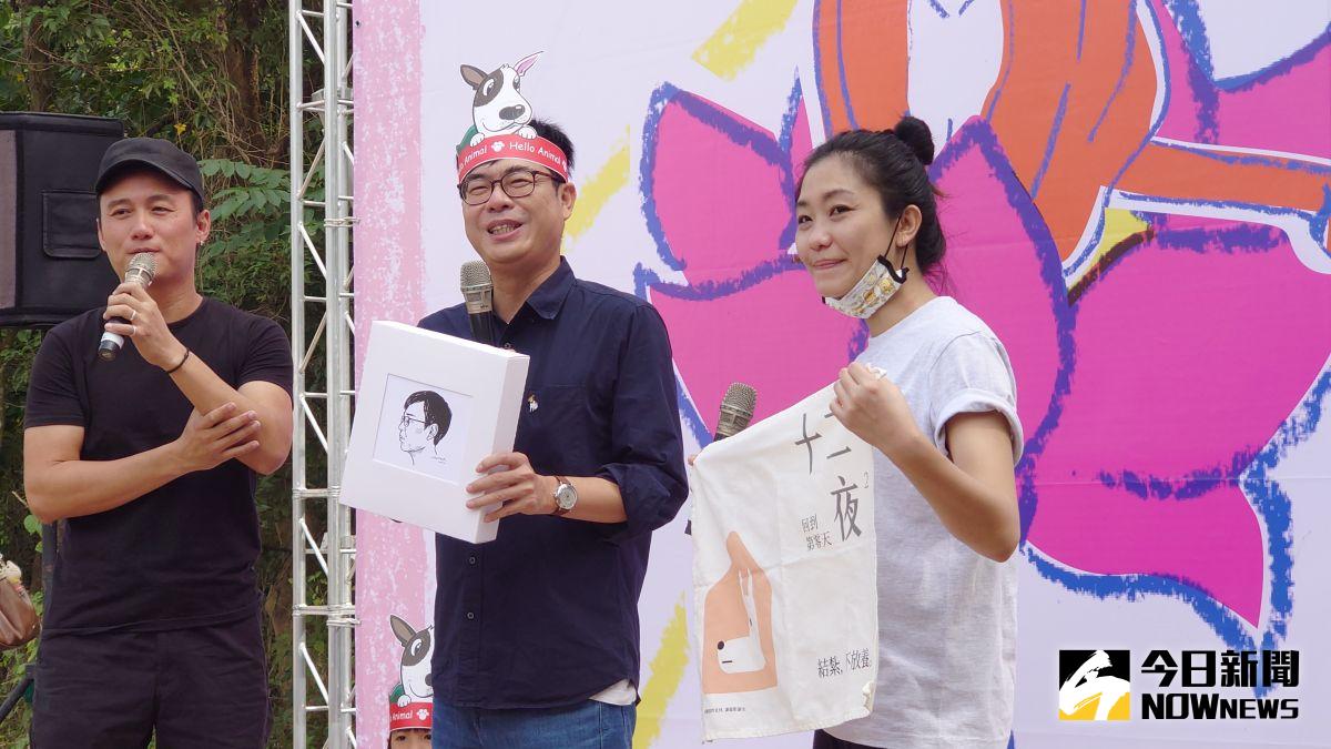 ▲2020吹狗螺音樂生活節，今（6）日在高雄市燕巢動物保護關愛園區熱鬧登場，「貓叫春」故事舞台主持人邀請高雄市長陳其邁一起看「十二夜2」。（圖／記者鄭婷襄）