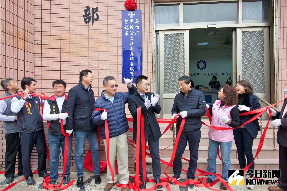 ▲國民黨在馬公市民眾服務社成立不分區立委曾銘宗、廖婉汝、吳怡玎「澎湖聯合服務處」，由黨主席江啟臣、縣長賴峰偉、議長劉陳昭玲等共同揭牌。（圖／記者張塵攝，2020.12.06）