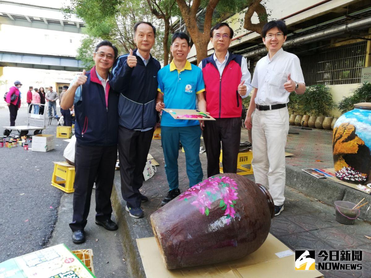 ▲若竹兒教育基金會、嘉義酒廠及嘉義巿美術協會首度合作，成就義賣彩繪酒甕愛心美事。（圖/記者邱嘉琪攝，2020.12.06）