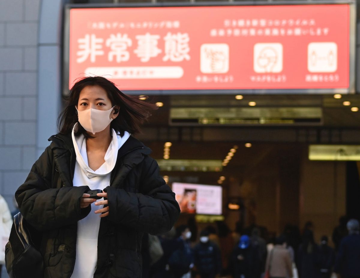 ▲日本關西地區的大阪，近期新型冠狀病毒新增確診病例持續升高，12月4日當地政府點亮代表「緊急事態」的紅燈。（圖／美聯社／達志影像）