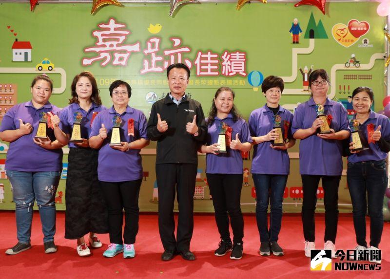 ▲嘉義縣表揚109年度績優長照人員暨長照據點,縣長翁章梁從團體獎項頒獎到個人獎超過80個獎項。(圖/記者任禮清攝,2020.12.06)