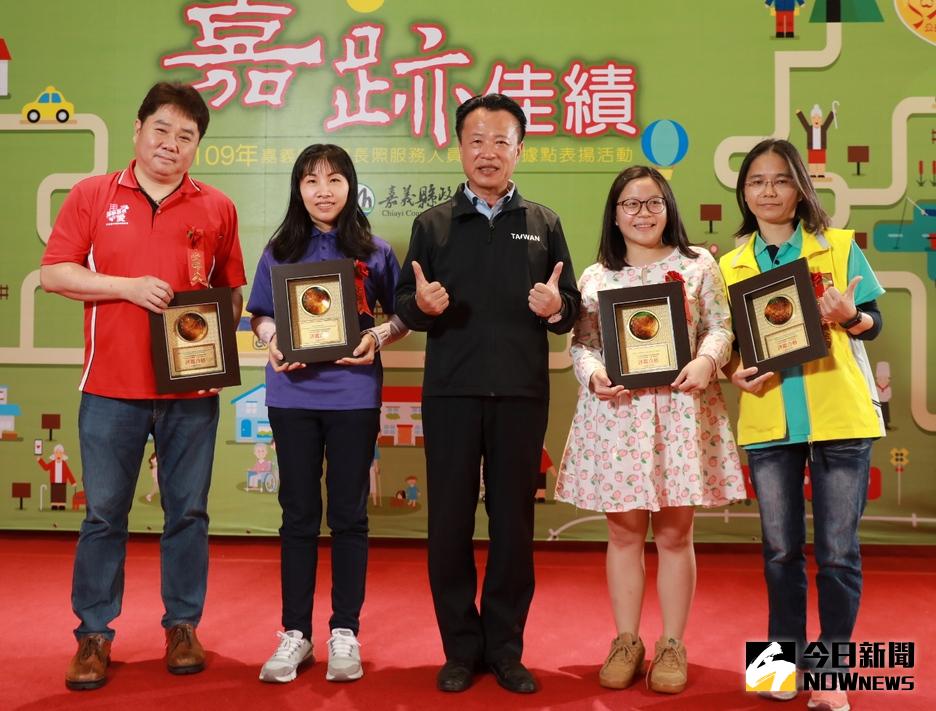 ▲嘉義縣表揚109年度績優長照人員暨長照據點出席踴躍，縣長翁章梁從團體獎項頒獎到個人獎超過80個獎項。（圖／記者任禮清攝，2020.12.06）