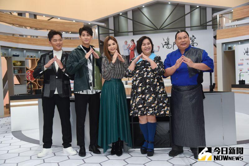 ▲料理達人索艾克(左起)、李玉璽、Ella、鍾欣凌、金牌主廚陳力榮為明星手藝把關。(圖/記者陳明安攝)