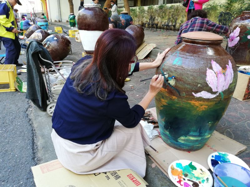 ▲酒廠提供20支100公升曾盛裝高粱酒的酒甕,讓畫家彩繪後由若竹兒教育基金會義賣。(圖/