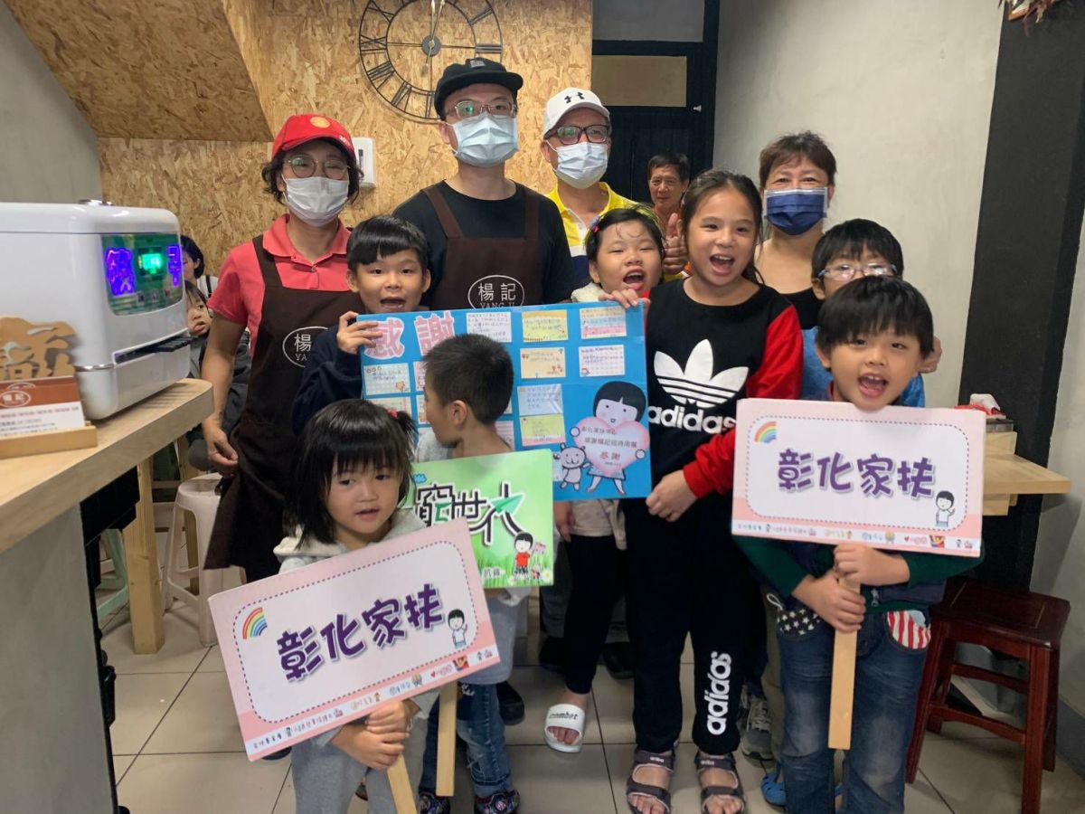 ▲愛心店家楊記爌肉飯招待100名彰化家扶花壇與大村受助家庭親子，在店內享用美味爌肉飯套餐，讓受助家庭倍感溫暖。（圖／記者葉靜美攝，2020.12.06）