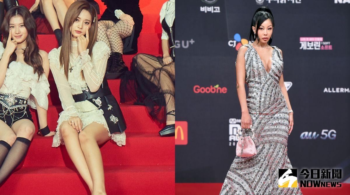 ▲TWICE子瑜（左）紅毯坐著秀美腿，Jessi不改火辣穿衣風格。（圖／CJ ENM提供）
