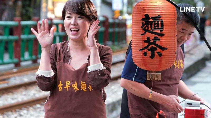 ▲▼苗可麗協助老店上街叫賣販售麵茶。(圖/LINE