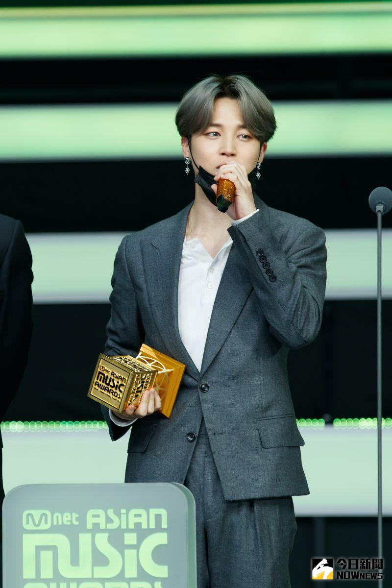 ▲▼BTS今晚首個獎作為「最佳舞蹈男團」,成員Jimin(下)代表致詞。(圖/CJ