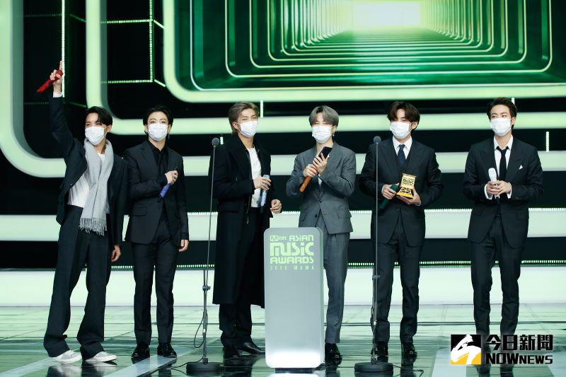 ▲▼TWICE(上圖起)、MAMAMOO、BTS、SEVENTEEN、GOT7等人上台皆戴口罩。(圖/CJ