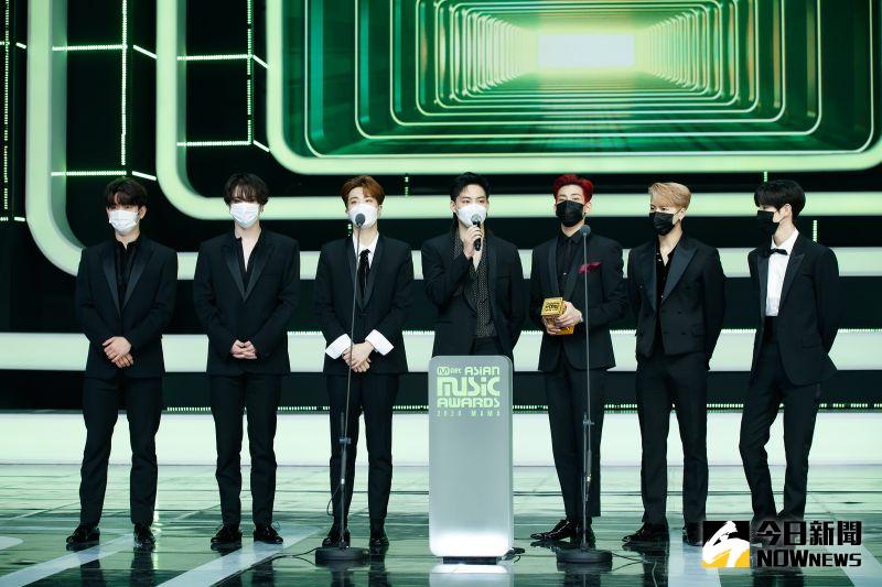 ▲▼TWICE(上圖起)、MAMAMOO、BTS、SEVENTEEN、GOT7等人上台皆戴口罩。(圖/CJ