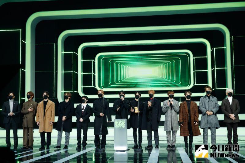 ▲▼TWICE(上圖起)、MAMAMOO、BTS、SEVENTEEN、GOT7等人上台皆戴口罩。(圖/CJ