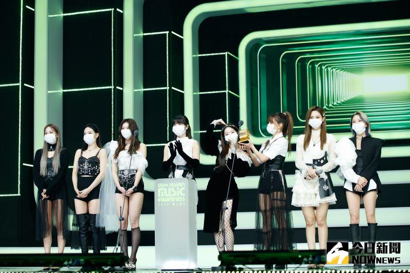 ▲▼TWICE(上圖起)、BTS、SEVENTEEN、GOT7等人上台皆戴口罩。(圖/CJ