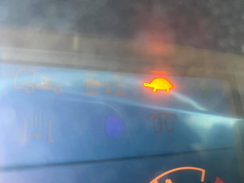 ▲有網友不解,車內儀表板出現「烏龜符號」是啥意思?釣出專業網友解答。(圖/翻攝自臉書社團《爆廢公社二館》)