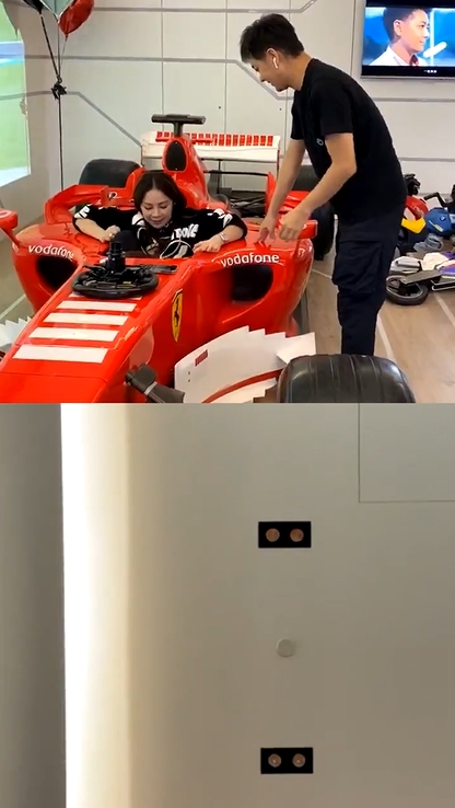 ▲林志穎教楊秀蓉如何坐進F1法拉利賽車。(圖/楊秀蓉