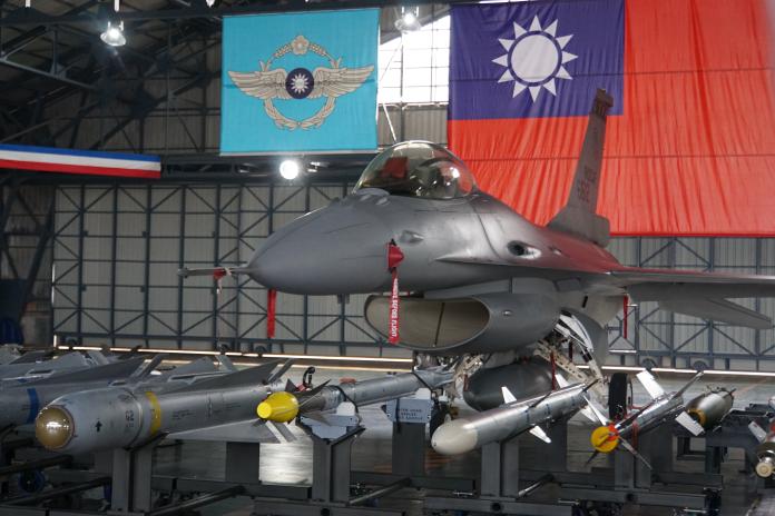 ▲F-16V戰機全武裝展示,升級型機鼻雷達罩改為灰色,未升級的F-16A/B型戰機雷達罩為黑色。(圖/記者呂炯昌攝)